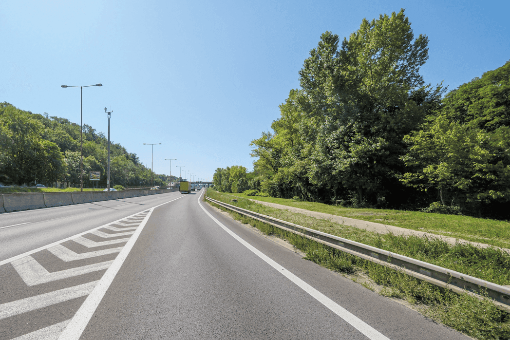 Záber na súčasnú podobu vjazdu na Most Lanfranconi v smere do Petržalky, kde už vedľa cesty nie je veľká reklamná plocha.